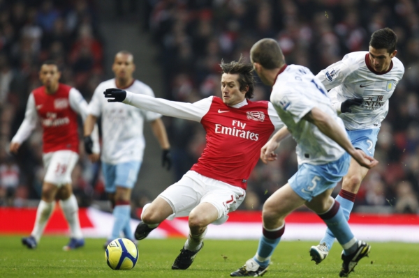 Tomáš Rosický (uprostřed) nastoupil do utkání proti Aston Ville v základní sestavě Arsenalu.