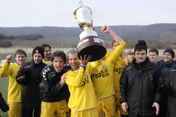 Fotbalisté druholigové Jihlavy s trofejí pro vítěze Tipsport ligy. Fotbalisté druholigové Jihlavy s trofejí pro vítěze Tipsport ligy.