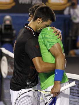 Přátelské objetí Novaka Djokoviče (vlevo) s Rafaelem Nadalem.