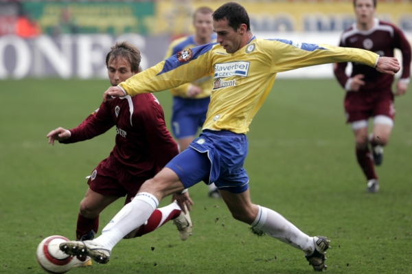 Pavel Krmaš (vpravo) oblékal v české nejvyšší soutěži dres Hradce Králové, Sparty a Teplic.