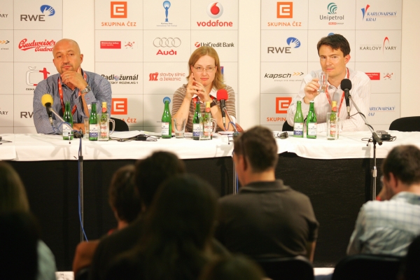 Zleva Petr Keller, Helena Uldrichová a Pavel Strnad z Asociace producentů v audiovizi na karlovarském filmovém festivalu.
