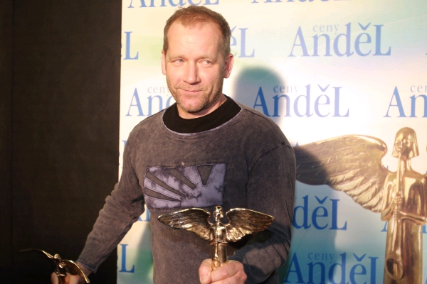 Vítězný David Koller s hudebními cenami Anděl v roce 2011.