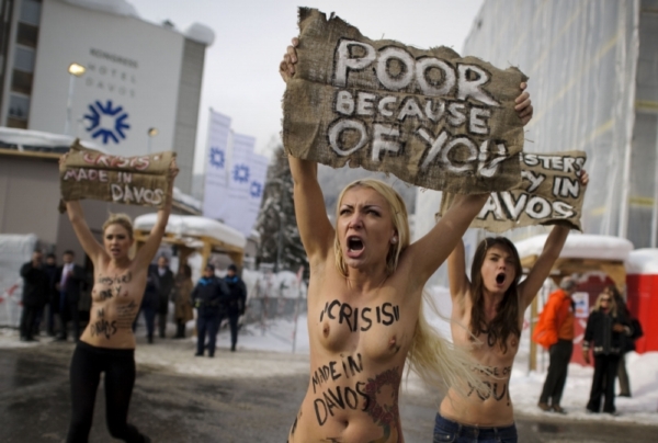 Akci tohoto rozsahu si samozřejmě nemohly nechat ujít známé topless aktivistky z ukrajinského hnutí Femen, které si ke svému "tradičnímu protestu" neváhaly sundat svršky i v mrazivém počasí. Akci tohoto rozsahu si samozřejmě nemohly nechat ujít známé topless aktivistky z ukrajinského hnutí Femen, které si ke svému "tradičnímu protestu" neváhaly sundat svršky i v mrazivém počasí.