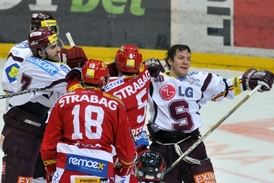 Minulý rok spadla do play-out Sparta (v bílém). Potká stejný scénář také Slavii?