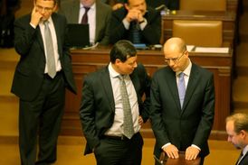 Zákonodárci mohou na své asistenty čerpat přes 38 tisíc korun měsíčně.