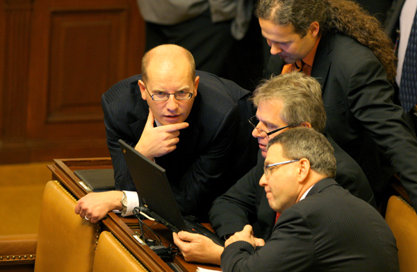 Asistenti poslanců a senátorů nejsou zaměstnanci, pracují na živnostenský list.