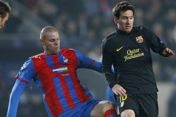 Na souboje s nejlepšími hráči světa musí zapomenout. David Bystroň (vlevo) v Lize mistrů brání Lionela Messiho z Barcelony.