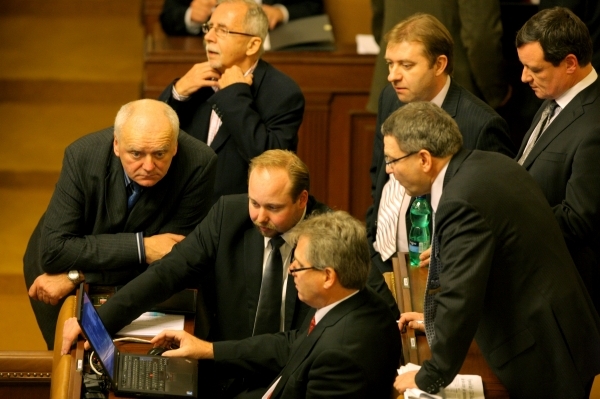 Ne každý vnímá počítač jako svého kamaráda, říká šéf poslanců ČSSD Jeroným Tejc (na snímku uprostřed).