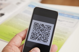 QR kód lze rozluštit čtečkou v mobilním telefonu.