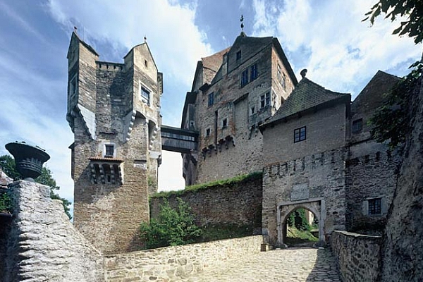 Norové natáčejí na hradě Pernštejn.