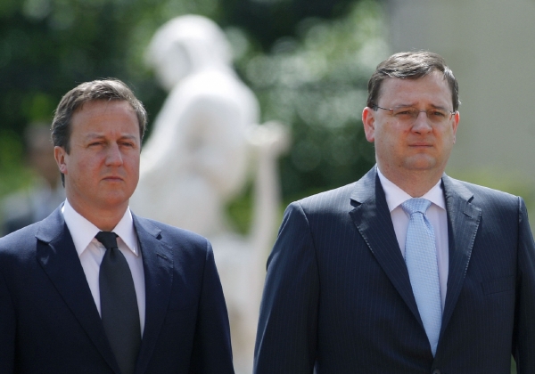 Britský premiér David Cameron a jeho český protějšek se zatím tváří neústupně. Britský premiér David Cameron a jeho český protějšek se zatím tváří neústupně.
