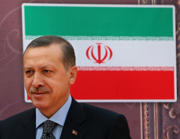 Premiér Erdogan coby umírněný islamista usiluje o členství v EU, ale zároveň vnímá přednosti íránské islámské republiky.