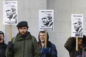 Před budovou soudu se shromáždila skupinka Assangeových stoupenců požadujících jeho propuštění.