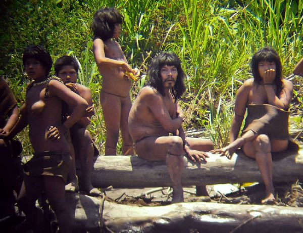 Peruánské úřady se snaží udržet v izolaci indiánský kmen, který se začal objevovat na březích jedné z amazonských řek.
