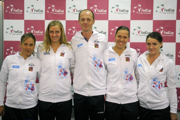 Český fedcupový tým. Zleva Barbora Záhlavová-Strýcová, Petra Kvitová, kapitán Petr Pála, Lucie Hradecká a Iveta Benešová. Český fedcupový tým. Zleva Barbora Záhlavová-Strýcová, Petra Kvitová, kapitán Petr Pála, Lucie Hradecká a Iveta Benešová.
