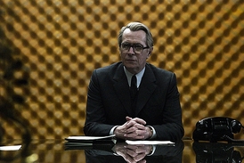Ve filmu Jeden musí z kola ven tiše exceluje Gary Oldman coby agent Smiley.