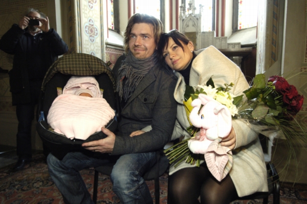 Jitka Čvančarová s Petrem Čadkem a dcerkou.
