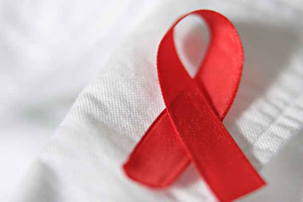 Výskyt nemoci HIV/AIDS sice kolísá, ale na její nebezpečí je třeba neustále myslet, tvrdí odborníci.