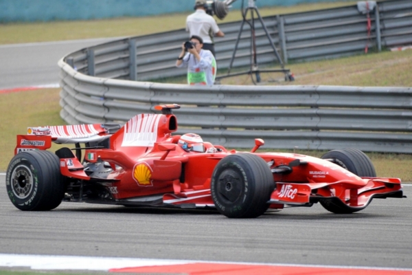 Nový monopost představí Ferrari kvůli hustému sněžení pouze na svém webu. Nový monopost představí Ferrari kvůli hustému sněžení pouze na svém webu.