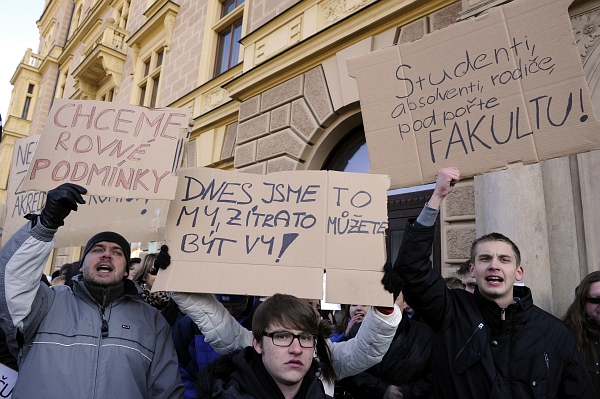 Studenti v Plzni protestovali proti uzavření právnické fakulty.