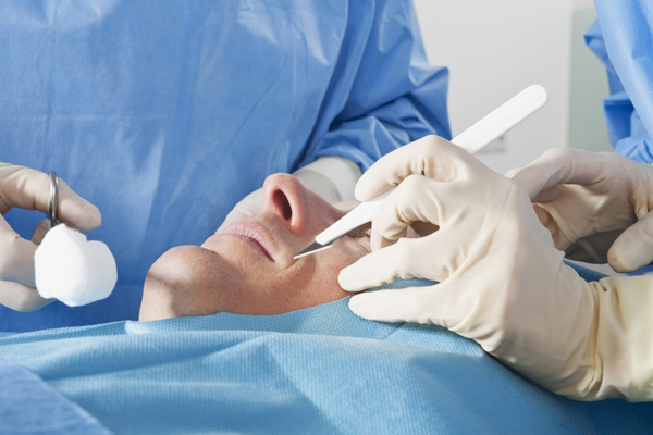 Počet mužů, kteří si nechají udělat estetickou operaci, stoupá (ilustrační foto). Počet mužů, kteří si nechají udělat estetickou operaci, stoupá (ilustrační foto).