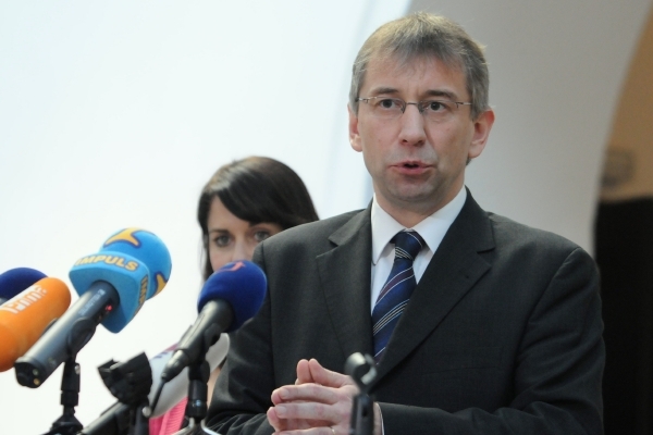 Ministr Drábek potrestal za problémy posledních dnů dva zaměstnance.