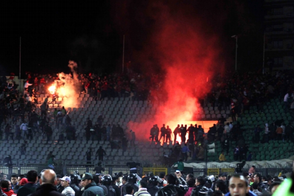 Násilí na fotbalovém stadionu si vyžádalo desítky mrtvých. Násilí na fotbalovém stadionu si vyžádalo desítky mrtvých.