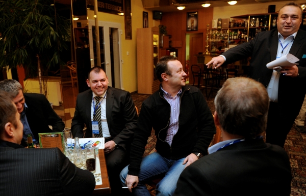 Zprava Martin Langmajer (vpravo) a Tomáš Hrdlička diskutují ve foyer před zahájením sněmu pražské regionální organizace ODS.
