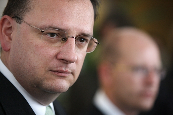 Premiér Petr Nečas (vlevo) a předseda ČSSD Bohuslav Sobotka. 