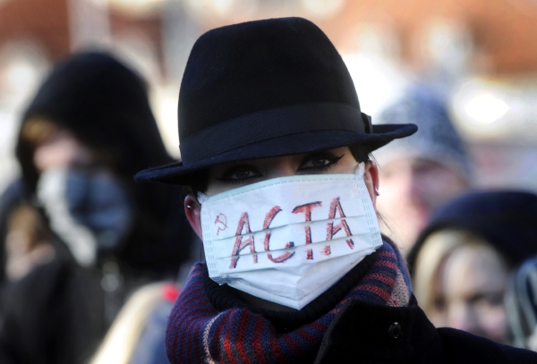 Momentka z pražské demonstrace proti smlouvě ACTA.