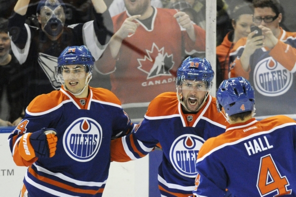 Edmontonský forvard Sam Gagner (uprostřed) slaví se spoluhráči gól při utkání s Chicagem.