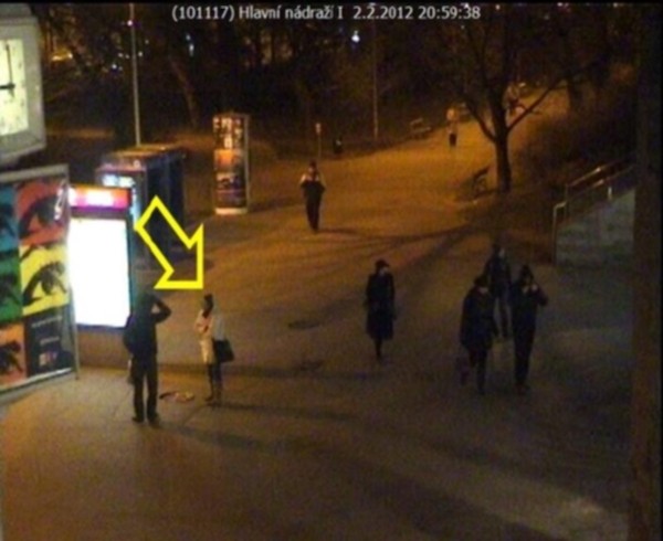 Policie hledá ženu, která hrozila bombou na hlavním nádraží v Praze.