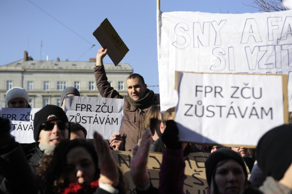 Studenti protestují proti rušení magisterského oboru na právnické fakultě Západočeské univerzity v Plzni. Studenti protestují proti rušení magisterského oboru na právnické fakultě Západočeské univerzity v Plzni.