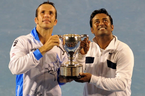 Radek Štěpánek (vlevo) drží společně s Indem Leanderem Paesem trofej pro vítěze čtyřhry na Australian Open. Radek Štěpánek (vlevo) drží společně s Indem Leanderem Paesem trofej pro vítěze čtyřhry na Australian Open.
