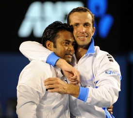Radek Štěpánek slaví se svým parťákem Leanderem Paesem triumf na Australian Open.