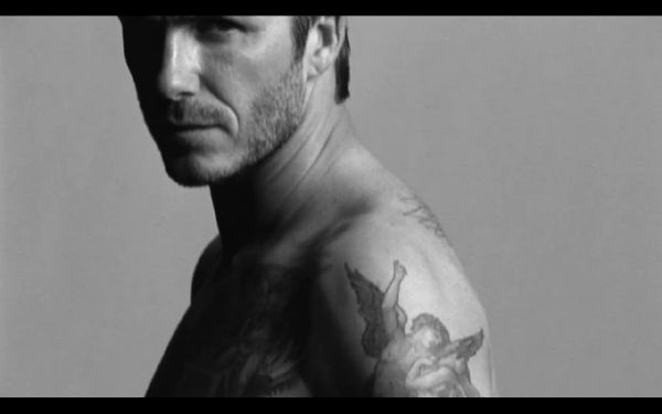 David Beckham v reklamě na spodní prádlo.