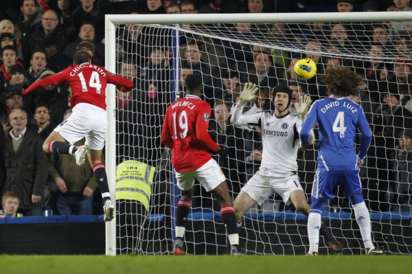 Brankář Chelsea Petr Čech (uprostřed) byl na hlavičku Javiera Hernandeze z Manchesteru United krátký.