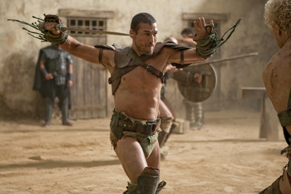 Andy Whitfield jako Spartakus v americkém seriálu Spartakus: Krev a písek.