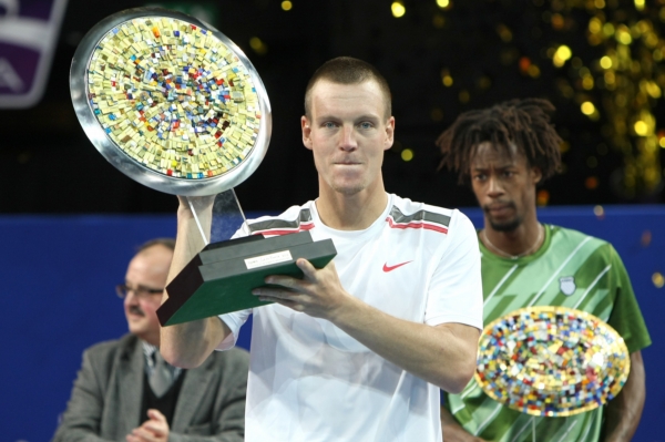 Tomáš Berdych s trofejí pro vítěze turnaje v Montpellieru.
