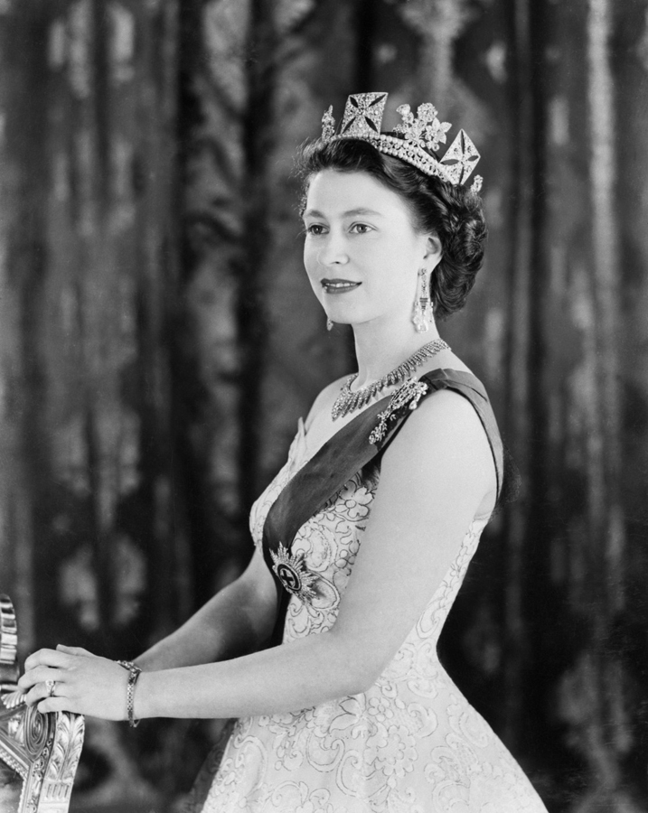 Britská královna v Buckinghamském paláci v prosinci roku 1953.