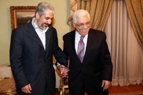 Prezident Mahmud Abbás za hnutí Fatah (vpravo) a šéf radikálního islamistického Hamasu Chálid Mišal.