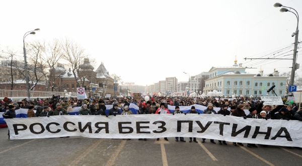 V čele opozičního průvodu nesli aktivisté transparent se slovy "Rusko bez Putina".