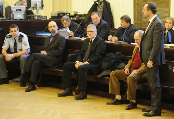 Bývalého výkonného ředitele Central Group Aleše Novotného (druhý zleva) přivedli 6. února k hlavnímu líčení u Městského soudu v Praze.