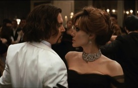 Johnny Depp a Angelina Jolie ve filmu Cizinec.