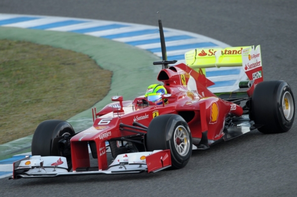 Nápadně zlomený nos nese na svém voze i nové Ferrari F2012.