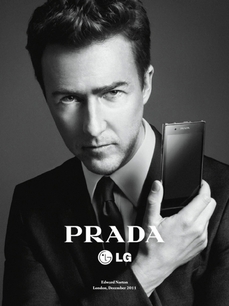 Pro Nortona prý byla reklama pro Pradu a LG potěšením. 