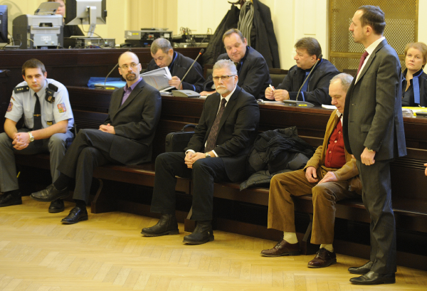 Manažeři Central Group před soudem. Manažeři Central Group před soudem.