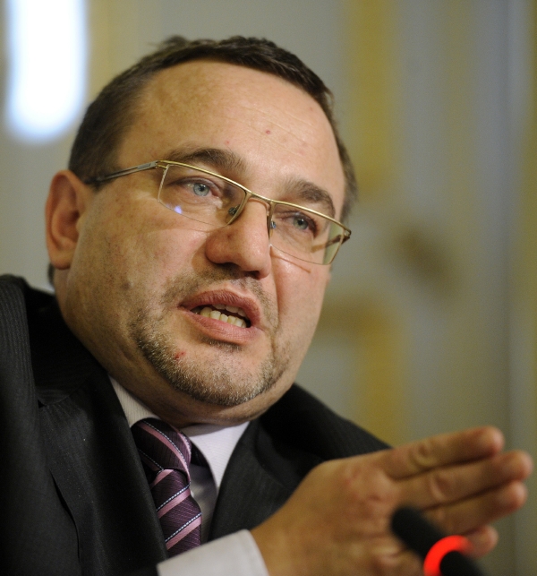 Ministr školství Josef Dobeš (VV) chce jednat s akademiky a premiérem o změkčení návrhu školného.
