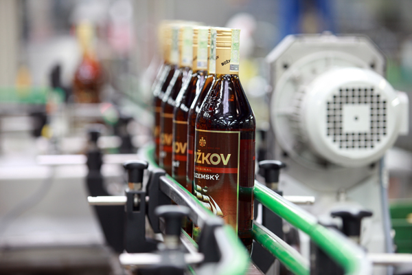 Malé likérky snižují podíl alkoholu v lihovinách, větší těch velkých přistoupila k tomuto kroku už v době našeho vstupu do EU (ilustrační foto).