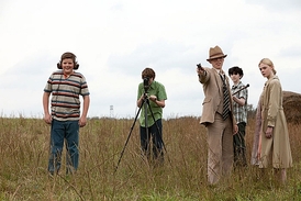 Super 8 je dvojtým nostalgickým ohlédnutím: za amatérskou filmařinou 70. let a za posledním létem dětství.